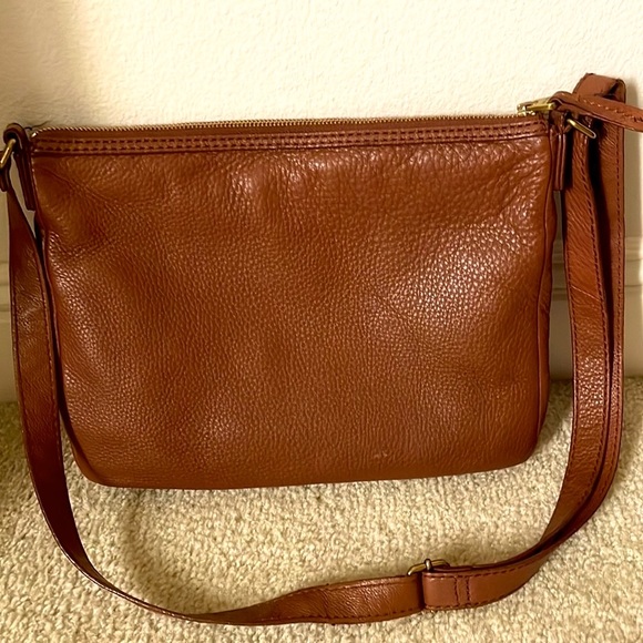 Fossil woman’s leather -large crossbody 2 side pockets adjustable strap. - Picture 2 of 5